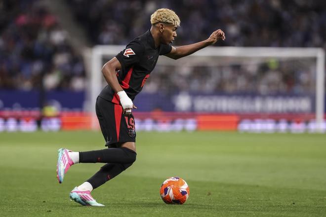 两记三分稳稳入账！梅尔顿弧顶侧翼精准命中，队友喂饼恰到好处